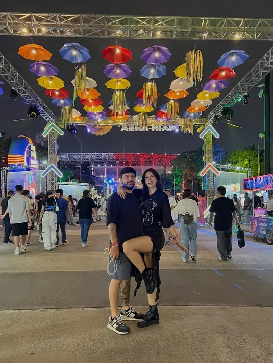 Hana Haho alias Hana Saraswati tampil edgy serba hitam memadukan kaos dan rok ruffle-nya. Ia menyelesaikan penampilannya dengan sepatu boots warna senada. [@hanahaho].