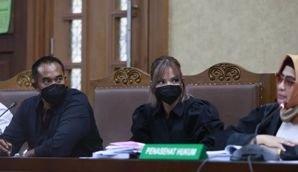 6 Potret Nia Ramadhani Jalani Sidang Perdana Kasus Narkoba, Gaya Rambut