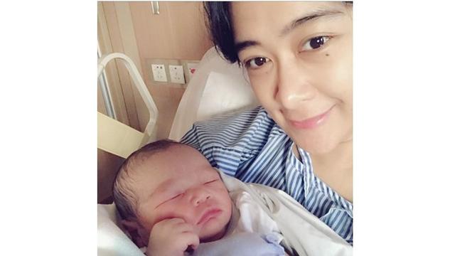 . Uut Permatasari pasca melahirkan sang buah hati, ia tampil dengan wajah natural.