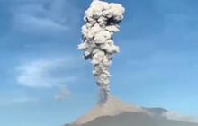 Epik, Penampakan Warga Flores Masih Asyik Main Bola saat Ada Gunung Meletus, ‘Erupsi Sedikit Enggak Ngaruh’