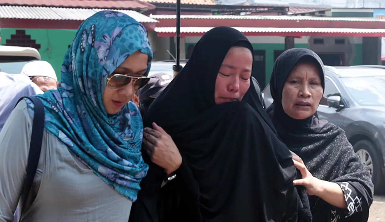 Terlihat juga mantan Menteri Perhubungan RI, Agum Gumelar yang hadir di pemakaman guna melepas kepergian Eko DJ untuk selamanya. (Deki Prayoga/Bintang.com)