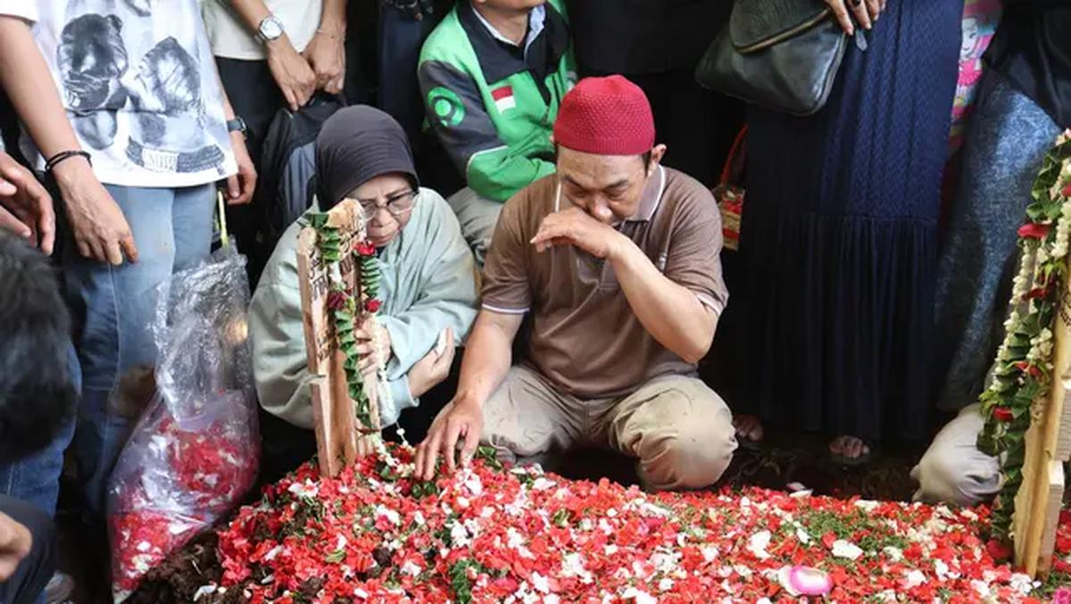 Beberapa kerabat dekat terlihat meneteskan air mata ketika jenazah Affan diturunkan ke liang lahat. (Kapanlagi.com/Budy Santoso)