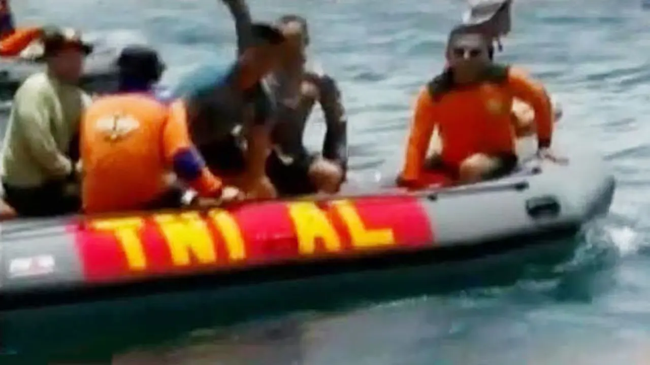 VIDEO: Korban Kapal Rafelia 2 Dievakuasi dari Kedalaman 20 Meter