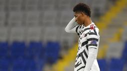 Penyerang Manchester United, Marcus Rashford, tampak kecewa usai ditaklukkan Istanbul Basaksehir pada laga Liga Champions di Stadion Fatih Terim, Kamis (5/11/2021). MU kalah dengan skor 2-1. (AP Photo)