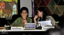 Menkes Nila F Moeloek (kiri) dan Menko PMK Puan Maharani saat Rapat Koordinasi tingkat menteri, Jakarta, Kamis (18/6/2015). Rakor tersebut membahas Persiapan Sail Tomini dan Festival Boalemo 2015. (Liputan6.com/Johan Tallo)