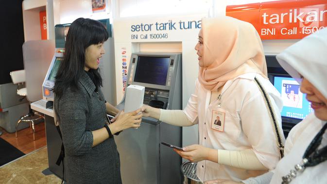 Nasabah mendapat bingkisan usai mengambil uang dari ATM saat peringatan Hari Pelanggan Nasional di Kantor BNI Mall  Kota Kasablanka, Jakarta. (Merdeka.com/Arie Basuki)