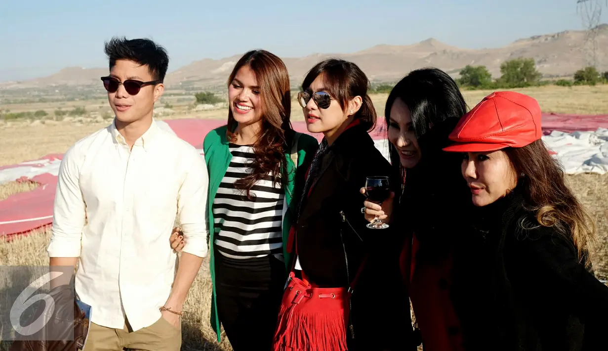 Sejumlah pemain film Romansa: Sunset Love in Istanbul berpose bersama saat berada di Turki, Minggu (6/9/2015). (Rommy Ramadhan/Liputan6.com) 