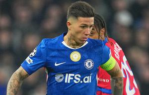 Aksi Enzo Fernandez dalam laga Chelsea vs PSG di 16 besar Liga Champions 2025/2026, Rabu (18/3/2026). (AP Photo/Kin Cheung)