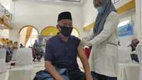 Ahmad Bait (72 tahun) saat mengikuti vaksinasi covid-19 bagi lansia di Bele Li Mbui Kota Gorontalo, Foto: Humas (Liputan6.com/Arfandi Ibrahim)