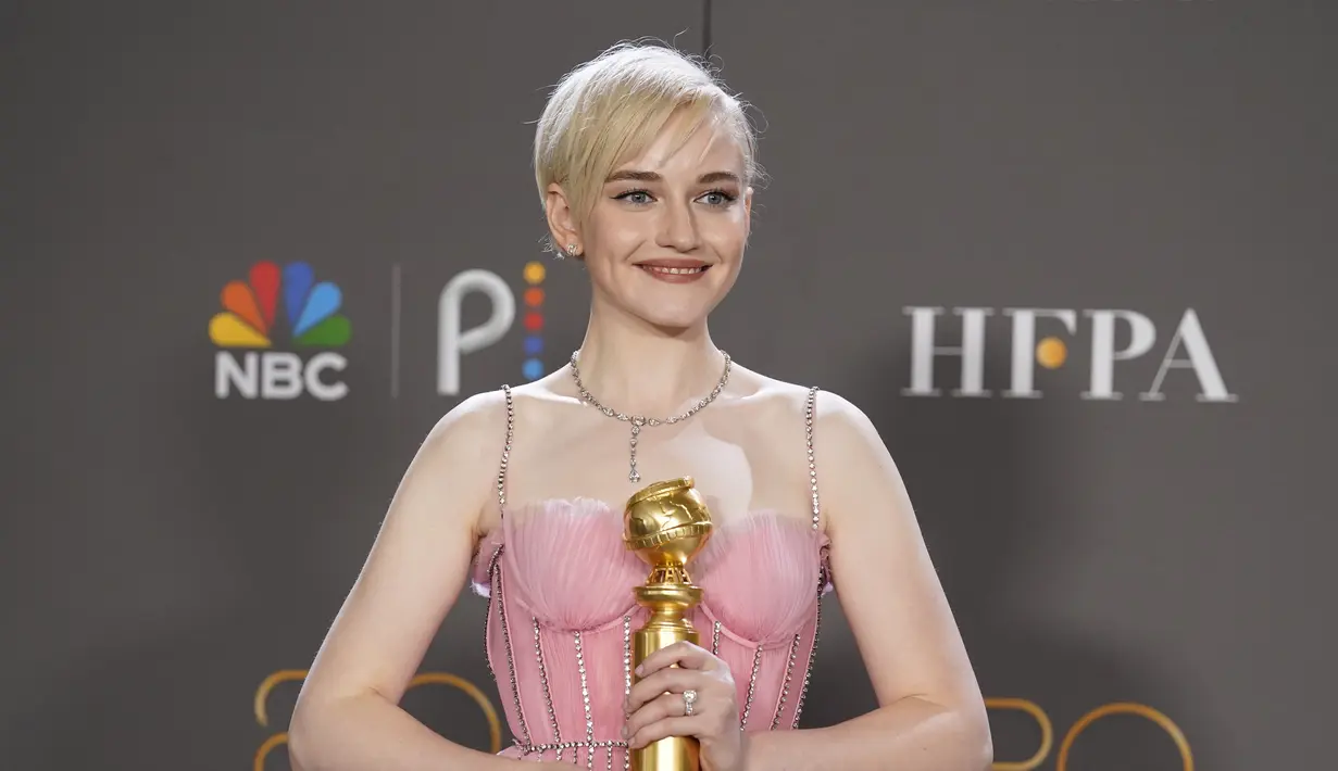 Julia Garner berpose dengan penghargaan peran pendukung terbaik dalam serial televisi "Ozark"  selama Golden Globe Awards ke-80 di Beverly Hilton Hotel di Beverly Hills, California (10/1/2023). Aktris 28 tahun itu tampak terkejut dan tak menyangka atas kemenangannya. (Photo by Chris Pizzello/Invision/AP)