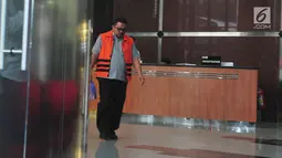 Direktur PDAM Bandarmasih, Muslih meninggalkan gedung KPK usai menjalani pemeriksaan pertama, Selasa (15/9). Dalam OTT dugaan suap penambahan penyertaan modal Pemerintah Kota Banjarmasin ke PDAM KPK menahan 4 tersangka. (Liputan6.com/Helmi Afandi) 