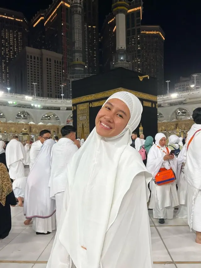 Shenina Cinnamon tampil anggun tanpa makeup saat umrah di Tanah Suci