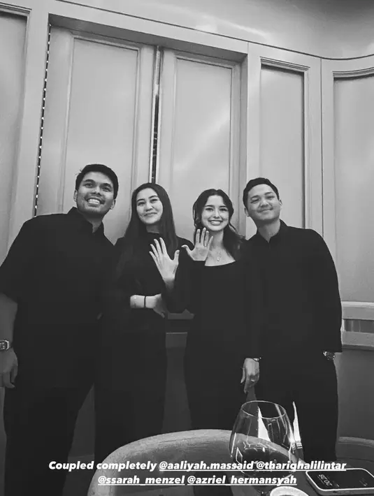 Azriel dengan kemeja panjang hitamnya, sedangkan Sarah Menzel dengan square neck bodycon dress warna senada dengan kekasihnya.