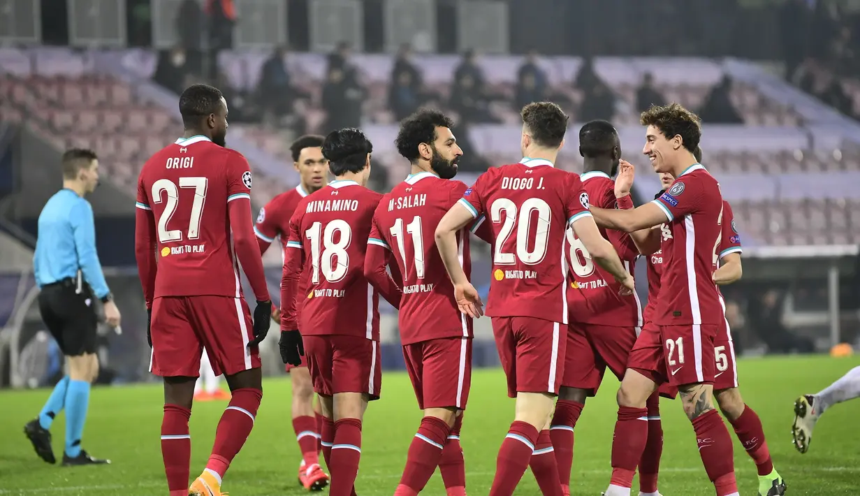 Para pemain Liverpool merayakan gol yang dicetak penyerang Mohamed Salah ke gawang Midtjylland pada pertandingan Grup D Liga Champions di MCH Arena di Herning, Denmark, Kamis (10/12/2020). Liverpool bermain imbang atas Midtjylland 1-1. (Bo Amstrup/Scanpix via AP)
