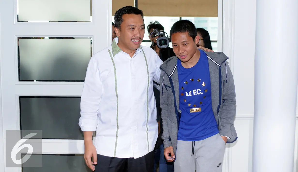 Menpora Imam Nahrawi (kiri) bersama Evan Dimas bersiap memberikan keterangan di kantor Kemenpora, Jakarta, Kamis (19/5/2016). Evan Dimas kembali ke Indonesia setelah sekitar empat bulanmenimba ilmu di klub Espanyol. (Liputan6.com/Helmi Fithriansyah)