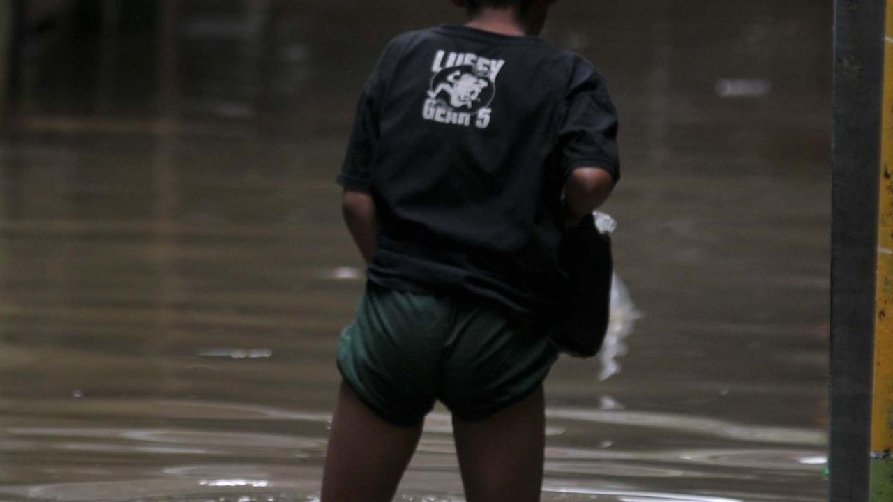 Ketinggian banjir yang merendam kawasan Kebon Pala ini bervariasi, mulai dari setinggi lutut anak-anak hingga sepinggang orang dewasa atau 75 cm. Merdeka.com/Imam Buhori