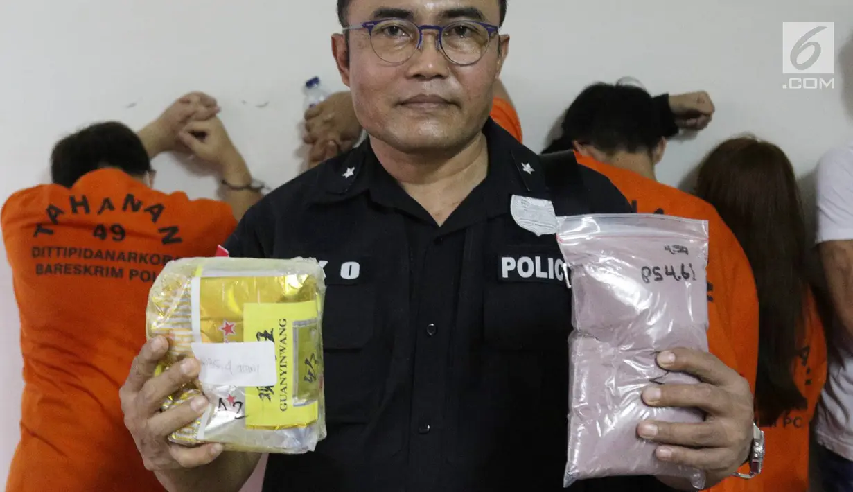Polisi menunjukkan barang bukti narkotika jenis sabu dan ekstasi yang disita di Apartemen Green Lake Sunter, Jakarta Utara, Rabu (20/12). Polisi berhasil menemukan 7 kg sabu dan peralatan home industri ekstasi kapsul. (Liputan6.com/Immanuel Antonius)