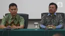 Menkominfo Johnny G Plate (kanan) memberikan keterangan usai pertemuan terpisah antara Dewan Pengawas Lembaga Penyiaran Publik (LPP) dengan Direksi TVRI, di Jakarta, Jumat (6/12/2019). Johnny meminta kisruh internal TVRI ini tidak berdampak pada program-program TVRI. (Liputan6.com/Johan Tallo)