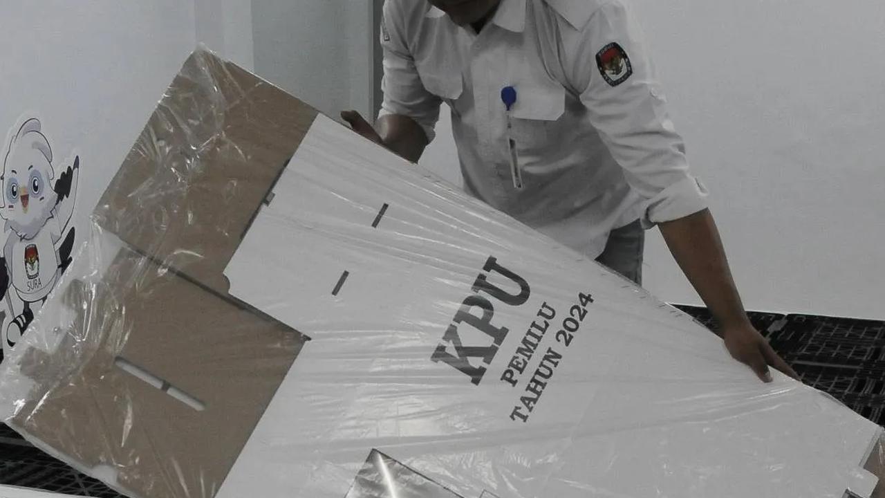Menurut Ketua Divisi Perencanaan dan Logistik KPU Provinsi DKI Jakarta, Nelvia Gustina, untuk distribusi surat suara akan menyusul dilakukan pada tahap kedua di bulan Desember 2023.<br>