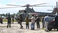 Helikopter TNI AU bersiap lepas landas untuk mengevakuasi jenazah pilot helikopter Selandia Baru di Bandara Mozes Kilangin di kabupaten Timika, Papua Tengah, Selasa (6/8/2024). (Sevianto PAKIDING / AFP)