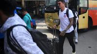 Arthur Cunha da Rocha bersama rombongan Arema ke Banjarmasin. (Bola.com/Iwan Setiawan)