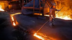Pekerja memproses baja cair di pabrik baja ArcelorMittal di Zenica, Bosnia dan Herzegovina, (9/2). ArcelorMittal merupakan produsen baja terbesar di dunia yang tersebar di sekitar 60 negara dan berpusat di Luksemburg. (REUTERS/Dado Ruvic)