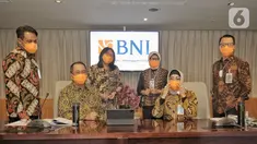 Direktur Utama BNI Royke Tumilaar (kedua kiri) didampingi jajaran Direksi BNI foto bersama di sela-sela Public Expose BNI Tahun 2020 di Jakarta, Jumat (29/01/2021). BNI menyalurkan kredit sebesar Rp 586,2 triliun atau tumbuh 5,3% YoY pada 2020. (Liputan6.com/Pool)