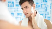 Ilustrasi pria yang sedang mengaplikasikan shaving cream untuk merapihkan rambut di wajahnya. (depositphotos/©luckybusiness)