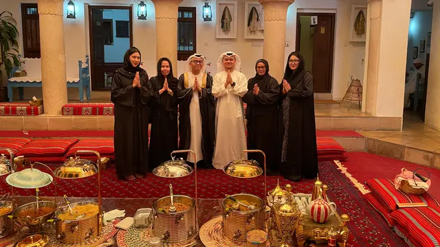 Mencoba pakaian khas warga Dubai di Sheikh Mohammed Centre for Cultural Understanding (SMCC). [Anisha/Fimela]