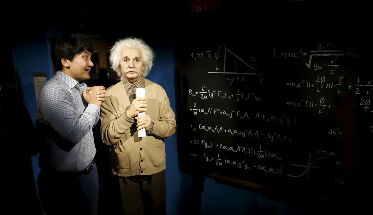 Ekspresi seorang pria saat berfoto dengan patung lilin Albert Einstein di Grevin Wax Museum, Korea Selatan, Kamis (30/7/2015). Korea menjadi negara pertama yang membuka Grevin Wax Museum milik Perancis. (REUTERS/Kim Hong-Ji)