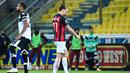 Striker AC Milan, Zlatan Ibrahimovic (kanan) berjalan meninggalkan lapangan usai menerima kartu merah saat menghadapi Parma dalam laga lanjutan Liga Italia 2020/2021 pekan ke-30 di Ennio-Tardini Stadium, Parma, Sabtu (10/4/2021). AC Milan menang 3-1 atas Parma. (AFP/Alberto Pizzoli)