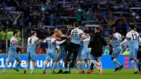 Skuat Lazio merayakan keberhasilan menjuarai Coppa Italia 2018-2019 dengan mengalahkan Atalanta 2-0 di Stadio Olimpico, Roma, Kamis dini hari WIB (16/5/2019). (AFP/Vicenzo Pinto)
