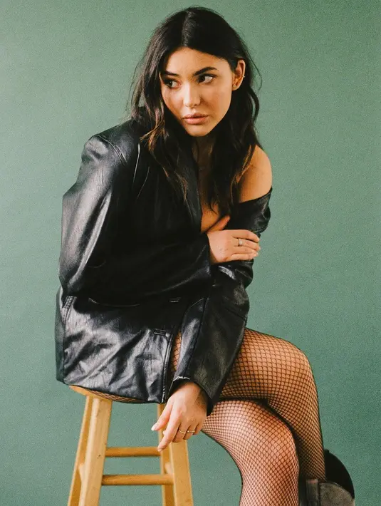 Begitu juga dengan warna baju yang dipilih. nuansa monokrom seperti hitam, dan putih, jadi warna yang sering dikenakannya.