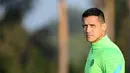 Penyerang Inter Milan, Alexis Sanchez tiba menghadiri sesi latihan tim di Suning Training Center di Appiano Gentile dekat Milan(18/10/2021). Inter Milan akan bertanding melawan Sheriff pada Grup D Liga Champions. (AFP/Marco Bertorello)
