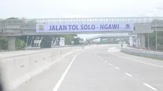 Suasana jalan tol Sragen-Ngawi di kilometer 538 jalan tol Solo-Ngawi, Jawa Tengah, Rabu (28/11). Setelah diresmikan, tol sepanjang 50,9 kilometer tersebut akan digratiskan selama seminggu. (Liputan6.com/Angga Yuniar)