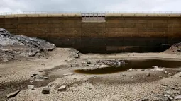 Pemandangan Bendungan Ajuan Khota yang kering, di dekat La Paz, Bolivia, (17/11). Kekeringan akibat perubahan iklim dan dampak berkelanjutan dari El Nino (REUTERS/David Mercado)