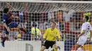 Tandukkan Messi ke gawang Van der Sar.