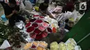 Pedagang menata bunga mawar di Pasar Bunga Rawa Belong, Jakarta Barat, Kamis (13/2/2020). Para pedagang mengaku mengalami kenaikan omzet hingga 50 persen jelang perayaan Hari Valentine yang jatuh setiap tanggal 14 Februari. (Liputan6.com/Angga Yuniar)
