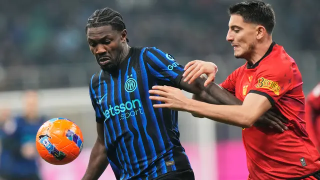 Marcus Thuram dari Inter Milan (kiri) dan pemain Venezia, Seid Korac