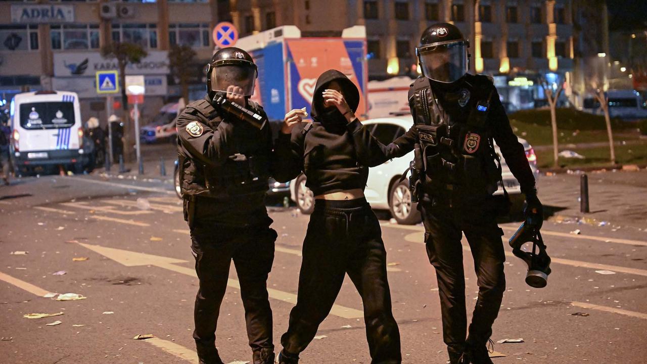 FOTO: Bentrok Pengunjuk Rasa dengan Polisi Memprotes Penahanan Walikota Istanbul Turki