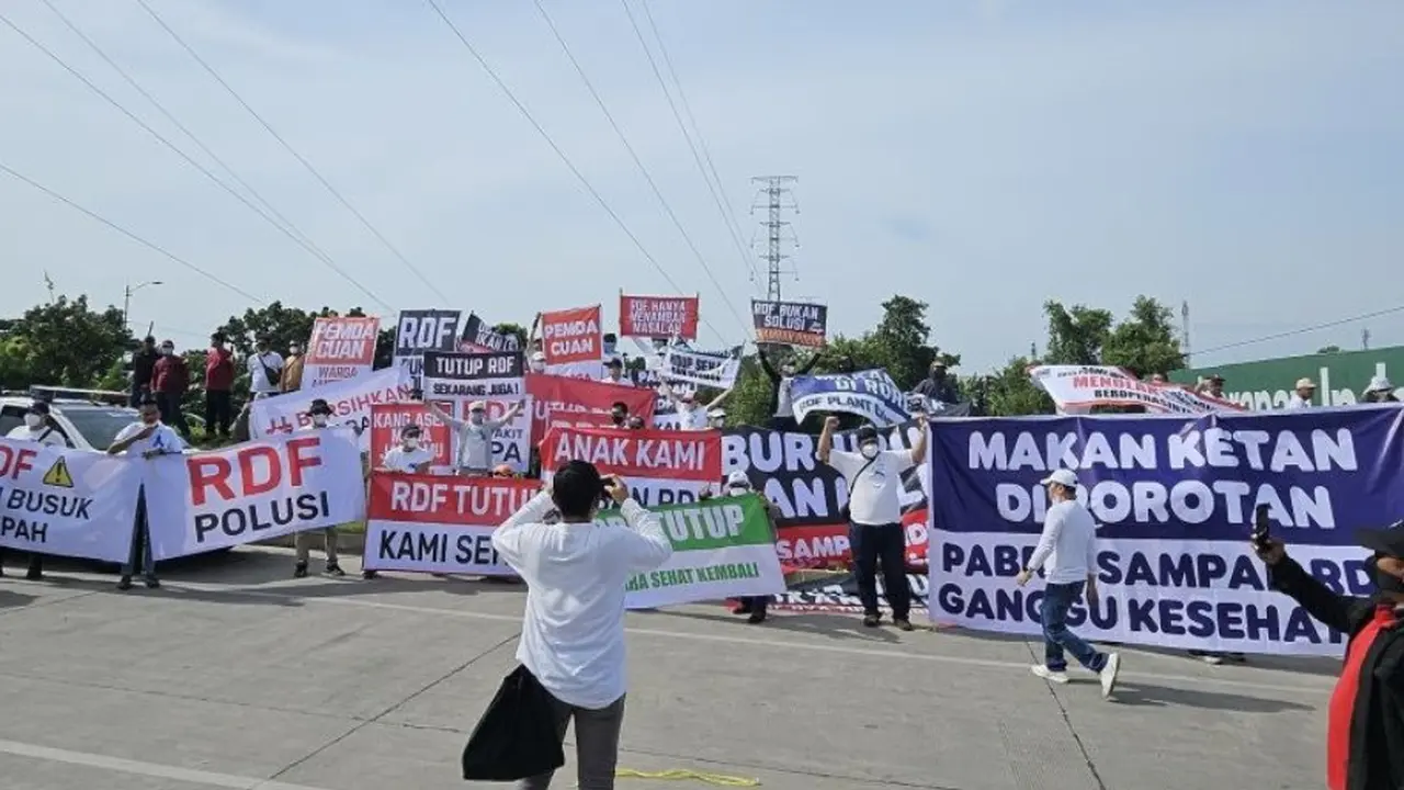 Warga di sekitar kawasan RDF Rorotan, Cilincing, Jakarta Utara yang terdampak bau menyengat dan pencemaran udara melakukan aksi penolakan operasional RDF Plant.