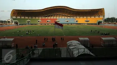 Sebuah laga uji coba antara Persipasi Bandung Raya (PBR) melawan Bekasi Putra digelar di Stadion Patriot, Bekasi, Selasa (25/8/2015). Sejak 23 April 2015 lalu, pembangunan Stadion Patriot kembali dilanjutkan. (Liputan6.com/Helmi Fithriansyah)