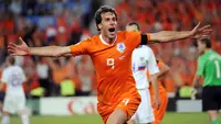 Tak hanya terkenal dalam menghasilkan pesepak bola hebat, Belanda juga mampu menghasilkan para pelatih berkualitas, baik di level klub maupun timnas. Kemampuan manjerial para pelatih tersebut salah satunya dihasilkan dari pengalamnnya bermain bersama Timnas Belanda. Seperti 5 eks penggawa Tim Oranye berikut yang saat ini tengah dipercaya menjadi juru taktik di Liga Belanda pada musim 2022/2023. (AFP/Pierre-Philippe Marcou)