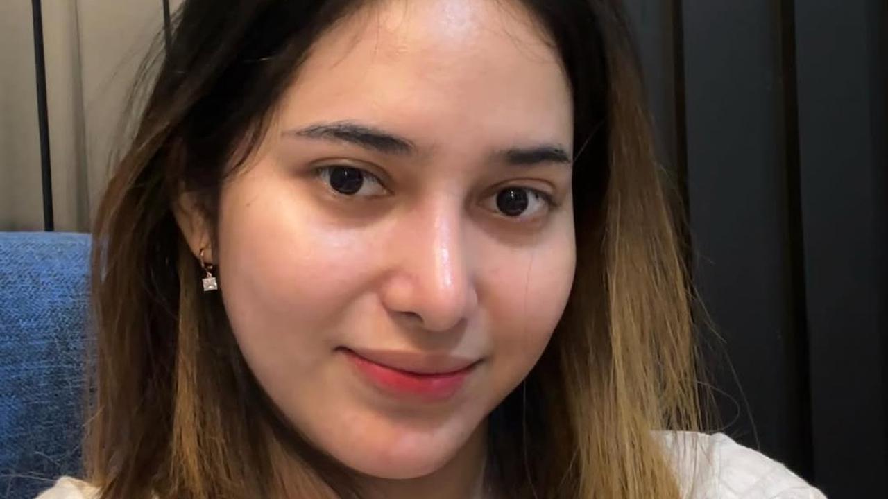 Dikenal sebagai Tiktoker yang Selalu Tampil Cantik dengan Outfit dan Makeup Simple, Intip Potret Dilan Janiyar saat Selfie