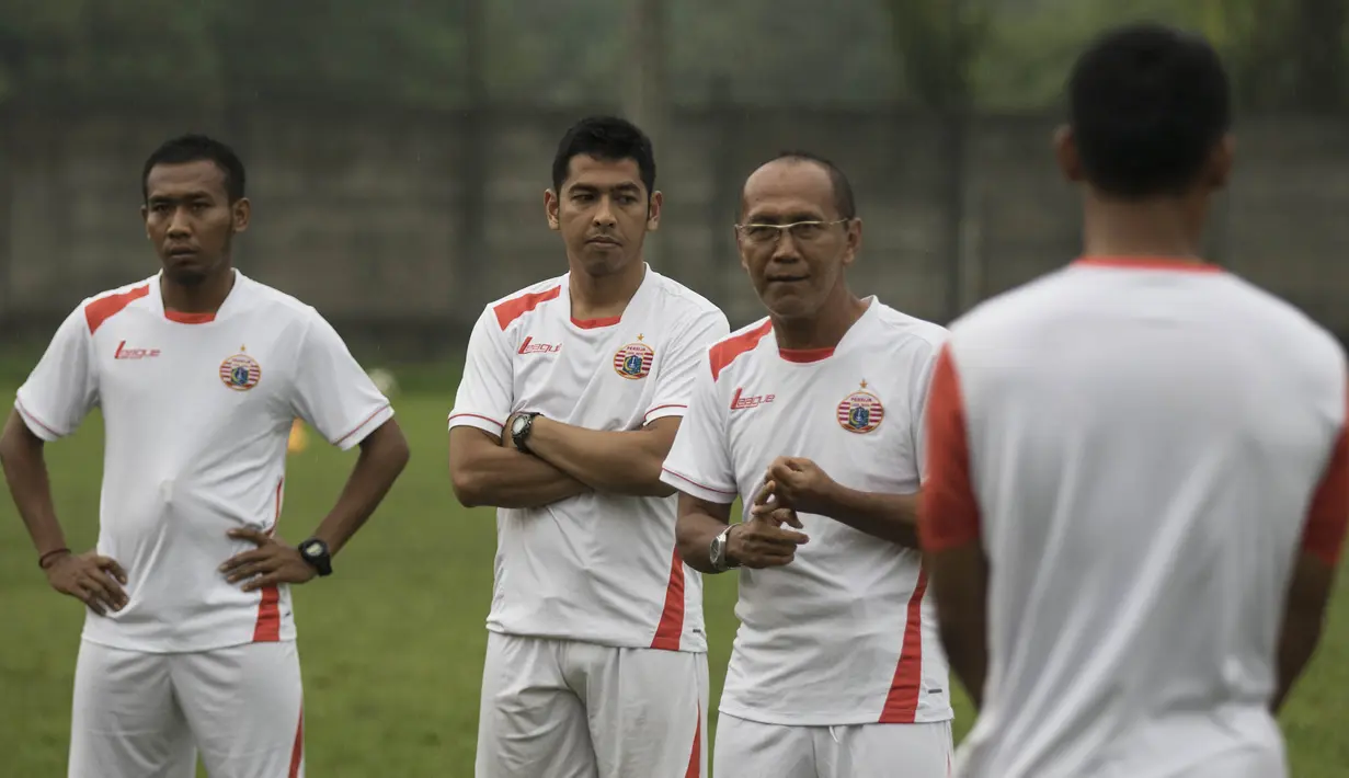 Pelatih Persija, Bambang Nurdiansyah memimpin latihan perdana jelang babak 8 besar Piala Jenderal Sudirman di Lapangan Sawangan, Depok, Jawa Barat, Jumat (4/12/2015). (Bola.com/Vitalis Yogi Trisna)