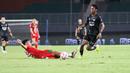 Pemain Dewa United, Alta Balah (kanan) berhasil melewati hadangan pemain Persebaya Surabaya dalam pertandingan Dewa United melawan Persebaya Surabaya pada pekan ke-24 BRI Liga 1 di Stadion Pakansari, Kabupaten Bogor, Jumat (21/2/2025) malam WIB. (Bola.com/Abdul Aziz)
