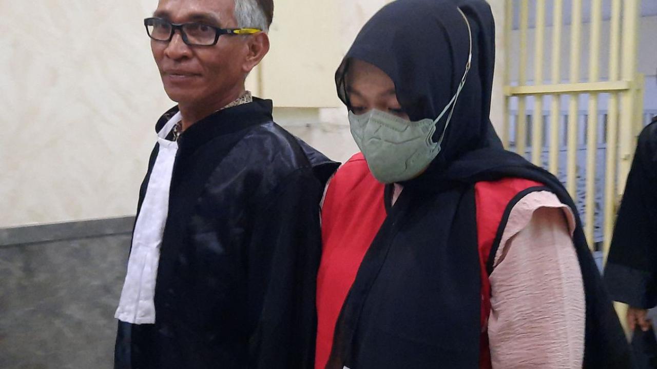Demikian juga dengan terdakwa ketiga, Chavia Zagita, majelis hakim sepakat jika ia terbukti secara sah dan meyakinkan melakukan tindak pidana pornografi secara bersama-sama dengan kedua terdakwa lainnya.