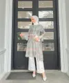Simple tapi elegan, padukan tunik silky dengan flare pants. Detail kerutan pada lengan menegaskan kesan feminin. (Instagram/kienka.id).