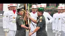 Jenderal Budiman menyerahkan panji kepada Letnan Jenderal Moeldoko, Mabes TNI AD, Jakarta Pusat, jumat (25/7) (Liputan6.com/Faizal Fanani)