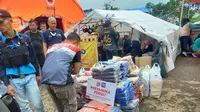 Para warga korban bencana puting beliung di Kabupaten Sumedang dan Bandung mendapatkan bantuan. PT Pertamina Patra Niaga Regional Jawa Bagian Barat melalui Program Pertamina Peduli.